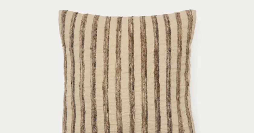 Housse de coussin Enara en soie et coton à rayures beige et marron 45 x 45 cm | Kave Home®