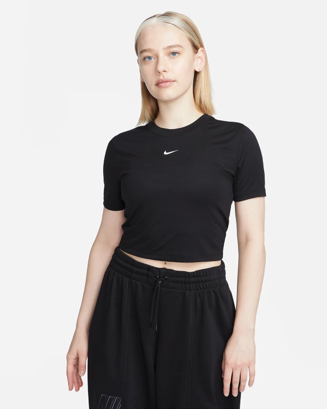 T-shirt slim court Nike Sportswear Essential pour femme. Nike BE