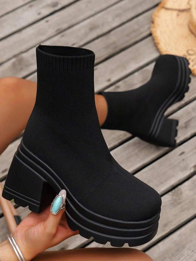 Bottes à la mode pour femmes, style avec un cardigan, bottes d'équitation pour femmes de style western. Nouvelles bottes d'automne pour femmes à semelle épaisse en tricot, à porter avec des vêtements d'automne