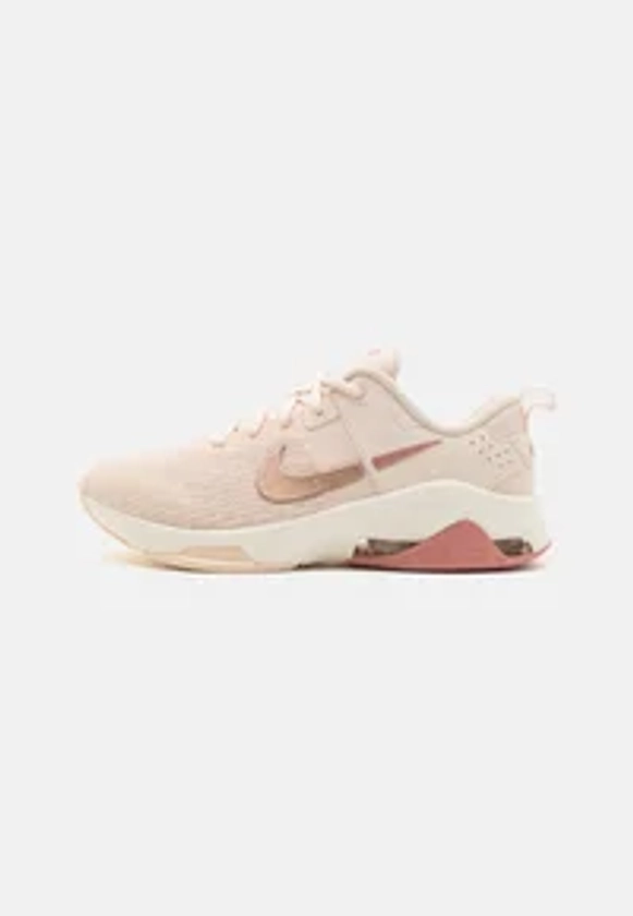 Nike Performance ZOOM BELLA 6 - Chaussures fitness - guava ice/metallic red bronze/pale ivory/red stardust/beige - ZALANDO.FR