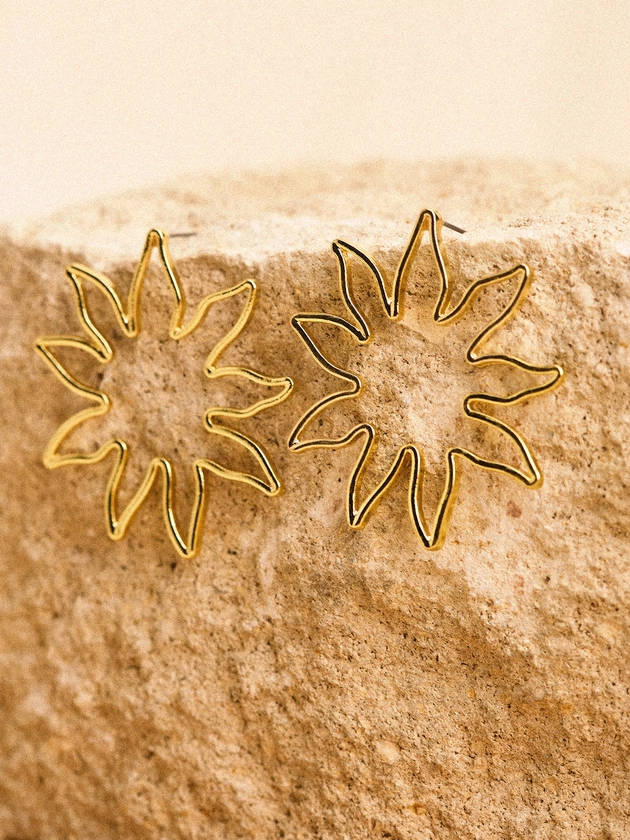 24K Gold Plated Flower Stud Earrings | Apricot Clothing