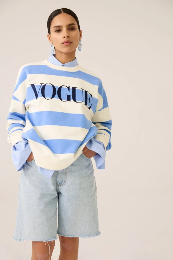 Sweatshirt VOGUE rayé bleu clair avec logo brodé