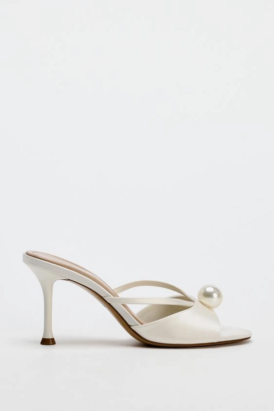 HEELED SANDALS WITH FAUX PEARL DETAIL