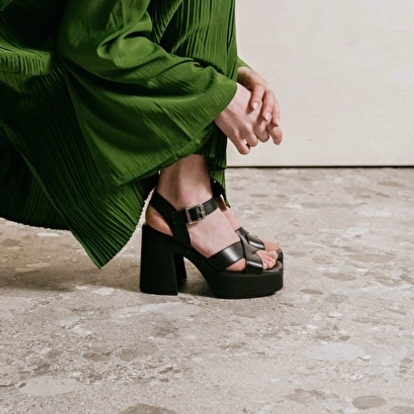 Sandales à brides croisées et plateformes en cuir noir pour Femme | Jonak