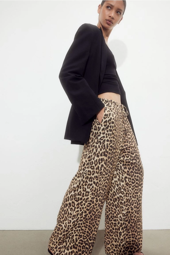 Pantalon large en viscose - Beige/imprimé léopard - FEMME | H&M FR