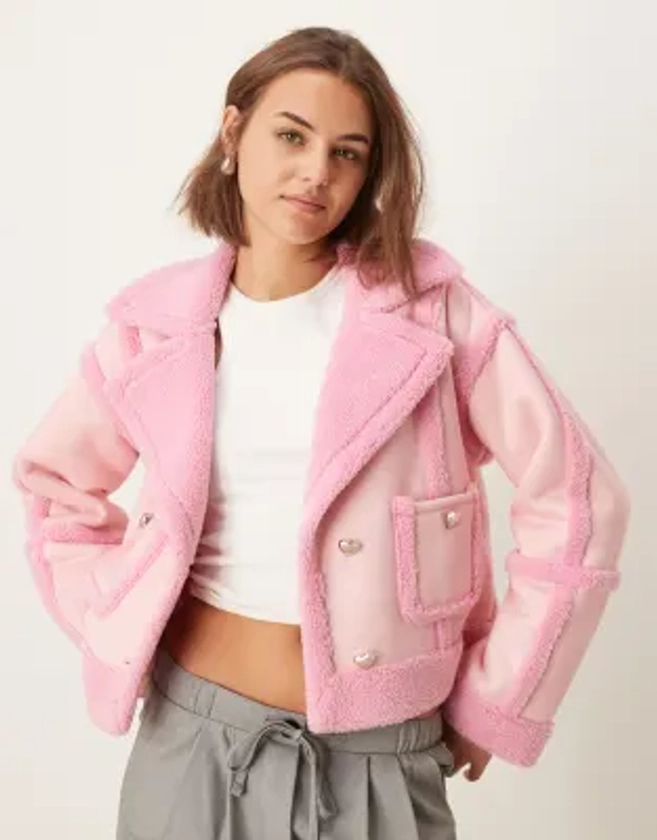 The Frolic - Veste courte en daim synthétique avec détails en imitation peau de mouton - Rose | ASOS