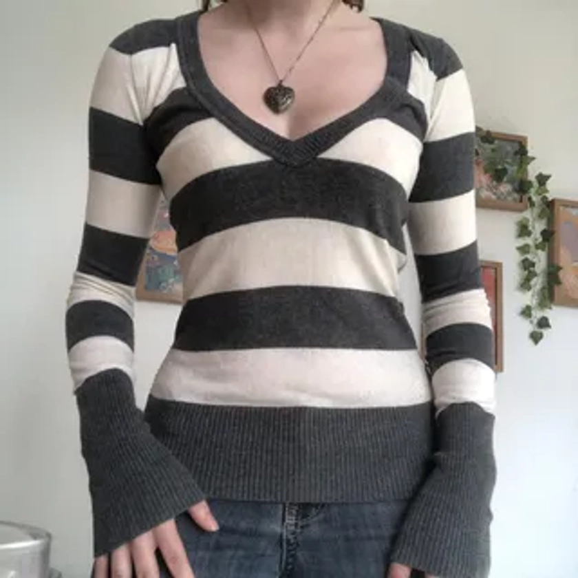 Long Sleeve V-Neck Striped Slim-Fit Sweater