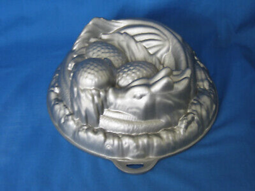 Game Of Thrones Sleeping Dragon With Eggs 10" Cake Pan ThinkGeek Bundt Mold