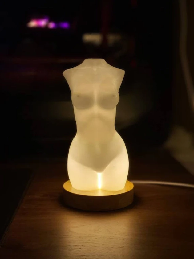Lampe femme nue, sculpture de corps de femme, torse féminin nu, femme nue