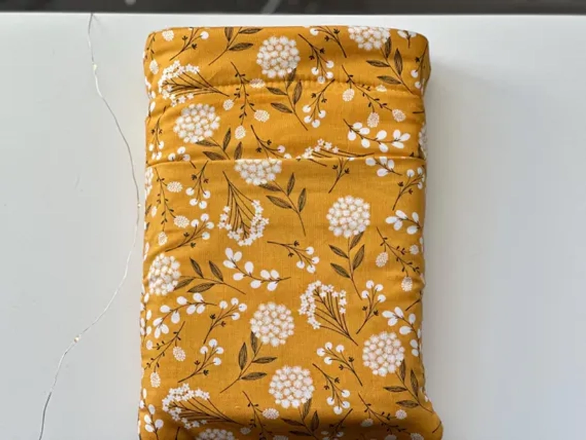 Pochette livre avec fleurs jaune moutarde Pochette livre avec fleurs jaune moutarde Pochette livre avec fleurs jaune moutarde Rembourrée