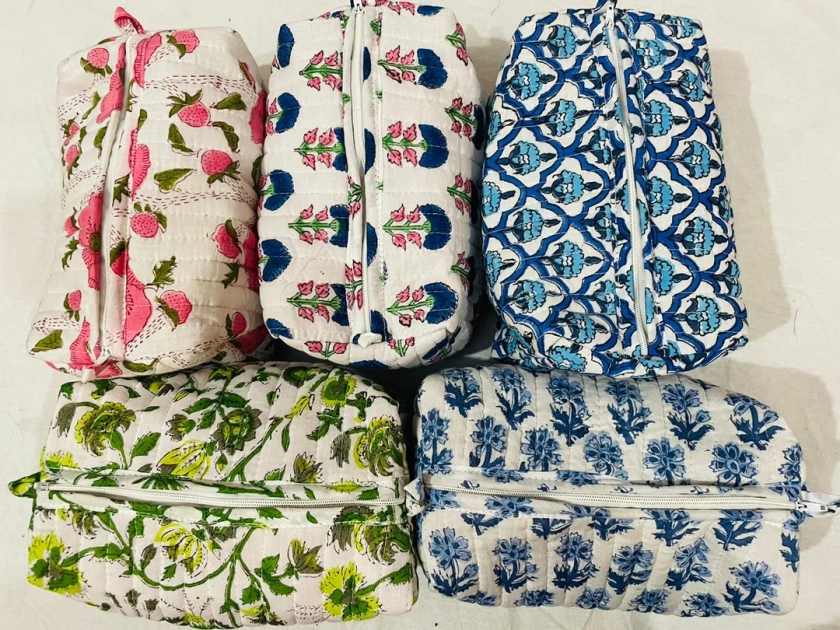 Grande trousse de toilette matelassée en coton, Trousses de toilette à blocs imprimés, Cadeau de demoiselle d'honneur, Trousse de maquillage faite main, Trousse à cosmétiques pour femme, Trousse de voyage - Etsy France