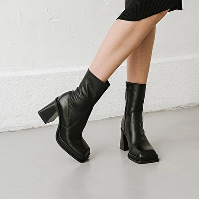 Boots à plateformes et bouts carrés femme en cuir noir | Jonak