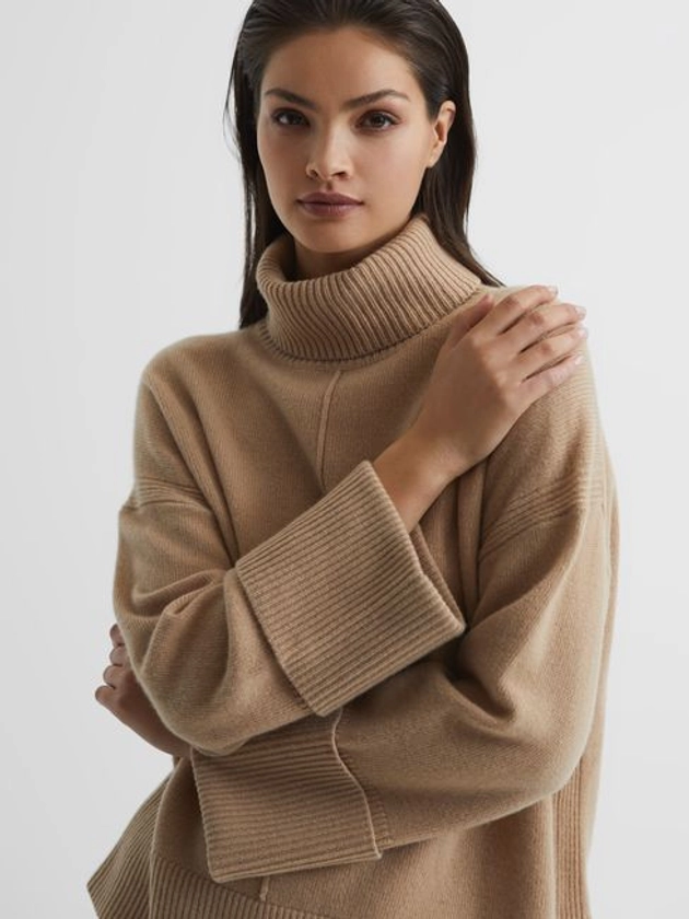 Casual Wool-Cashmere Roll Neck Jumper in Camel