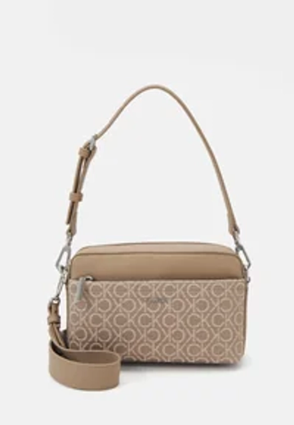 Calvin Klein MUST CAMERA BAG - Sac bandoulière - chanterelle mono jacquard/beige - ZALANDO.FR