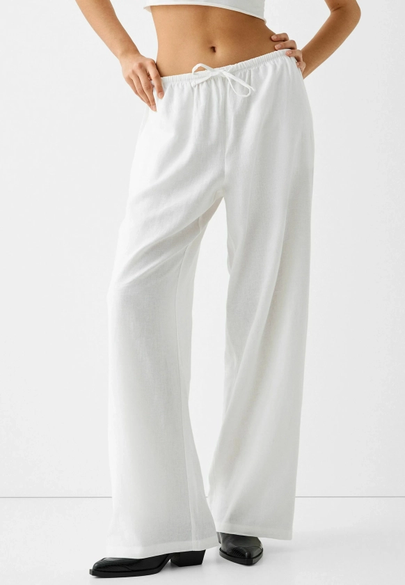 Bershka STRAIGHT-LEG WITH AN ELASTIC WAIST - Pantalon classique - white/blanc - ZALANDO.FR