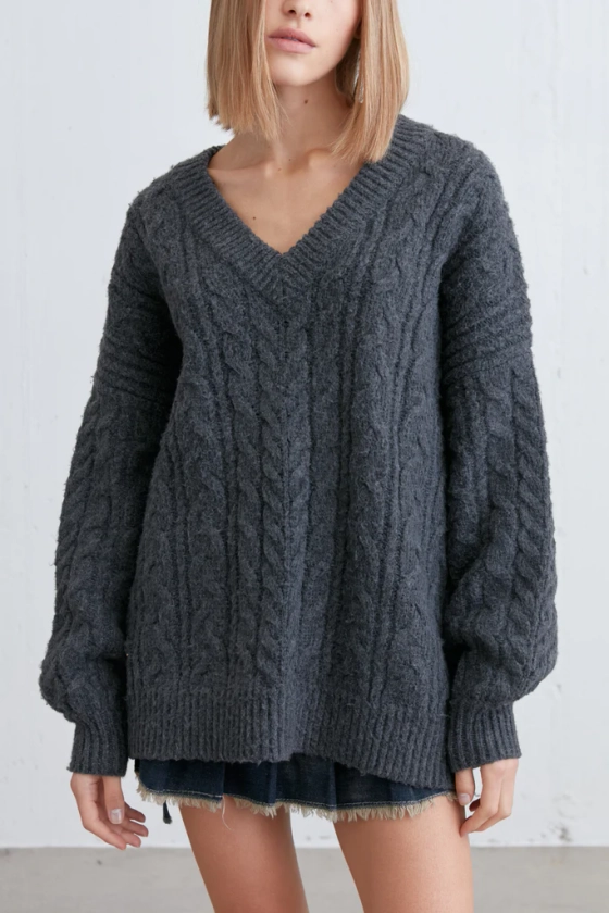 CABLE KNIT V-NECK SWEATER