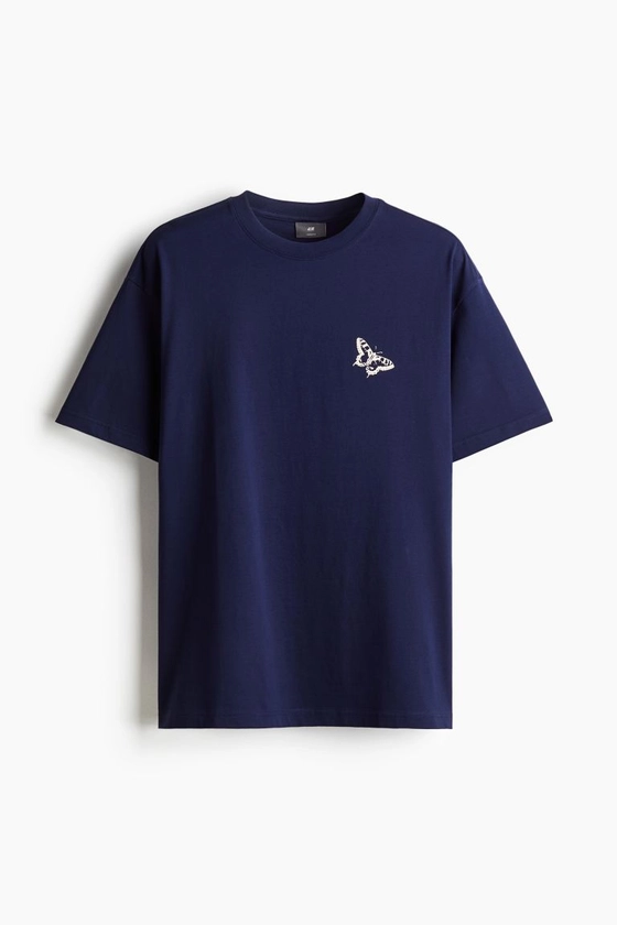 Bedrucktes T-Shirt in Loose Fit - Rundausschnitt - Kurzarm - Marineblau/Schmetterling - Men | H&M DE
