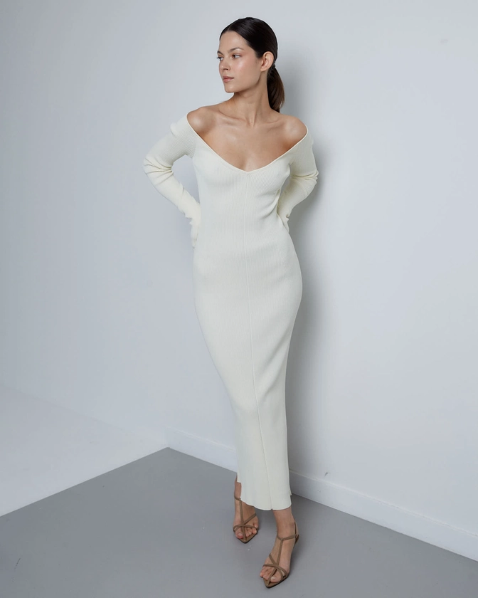 Платье из искусственного шелка со спущенным плечом молочный