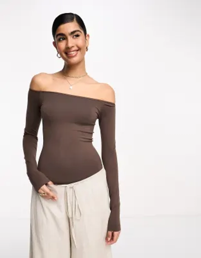 ASOS DESIGN - Body sans coutures à manches longues et épaules dénudées - Chocolat | ASOS