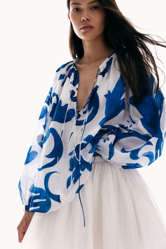 Blusa con lazadas - Cuello redondo - Manga larga - Blanco/Estampado azul - MUJER | H&M ES