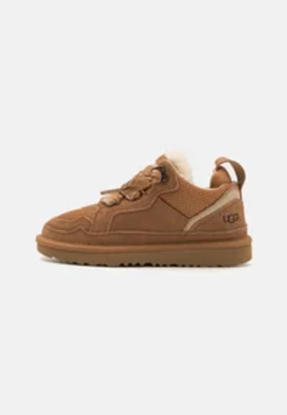 UGG LOWMEL UNISEX - Baskets basses - chestnut/marron clair - ZALANDO.FR