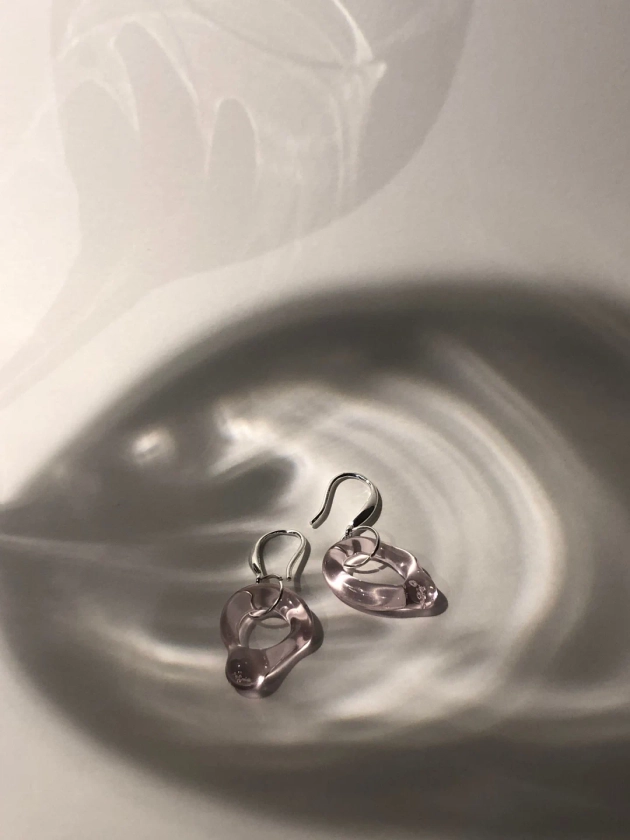 Charmantes boucles d'oreilles roses en verre, faites main, petite boucle avec crochets en argent sterling, parfaites pour un usage quotidien ou comme cadeau délicat - Etsy France