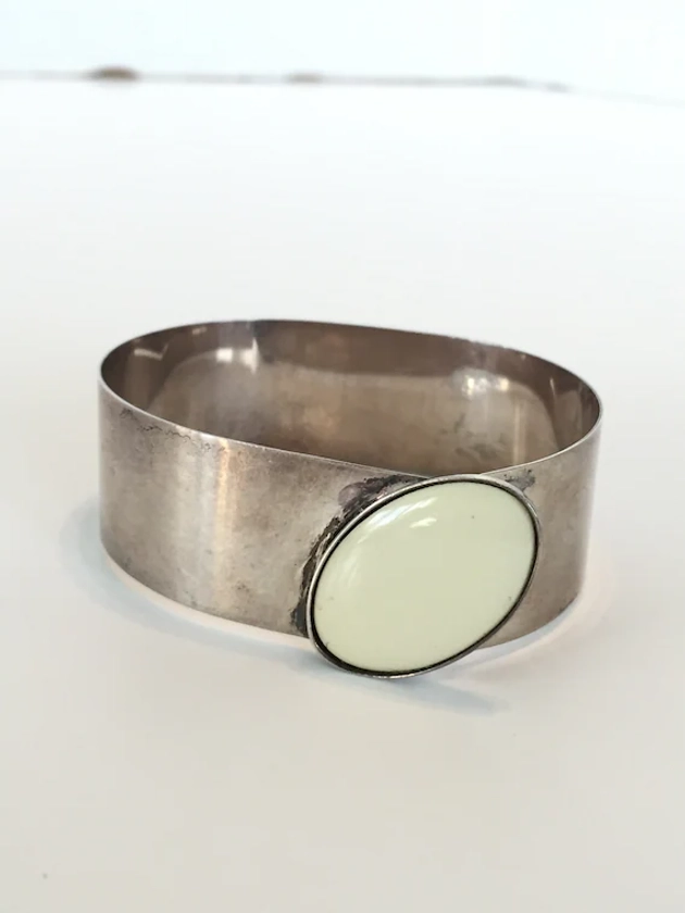 STERLING SILVER CUFF Bracelet With Chacholong Stone Oval Marked 925 Jpa